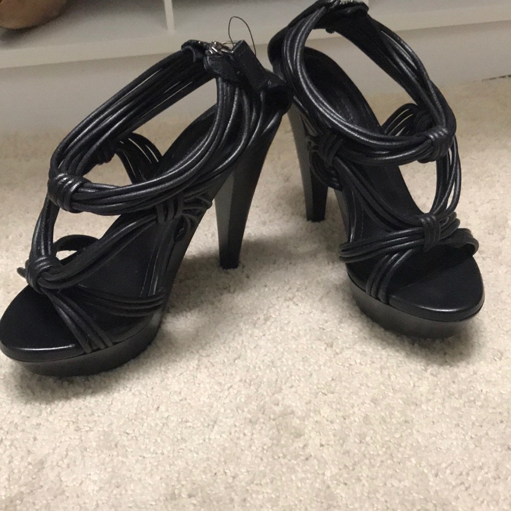 Stunning Burberry shoes size 36. Authentic.